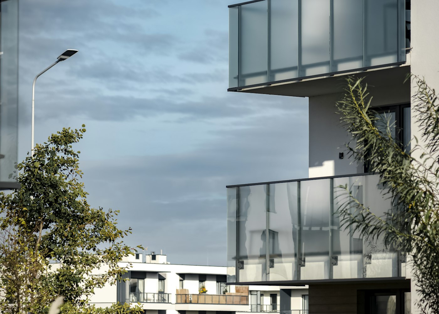 MG-19 Big Regency — The widest glass-height envelope in the continuous range — a commanding base-mounted section for grand staircases and terraces.
